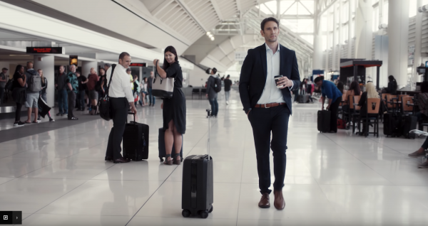 Ovis Smart Suitcase following a man at the airport